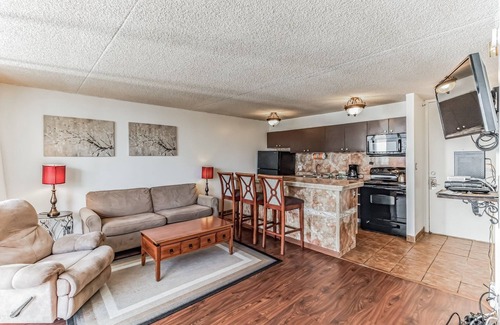 Waikiki Condominio | 19th Floor Condo with Lanai & Sea Views - FREE Parking! by Koko Resort Vacation Rentals