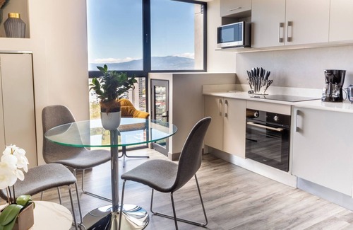 Rohrmoser Apartamento | 19th floor, Luxe & Tropical with spectacular view