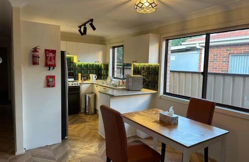Bankstown Casa | 1A Modern Vintage Single & King size Rooms
