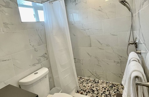 Tantalus Casa | 1A Newly Renovated One bedroom/Parking/Wi-Fi/kitchen