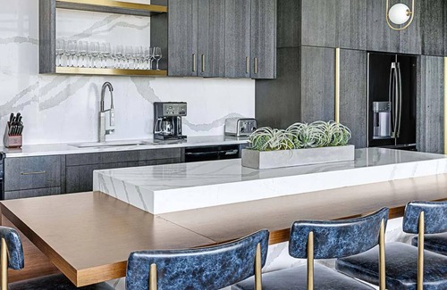 Castleberry Hill Complejo | 1b resort suite big-city living with Southern charm