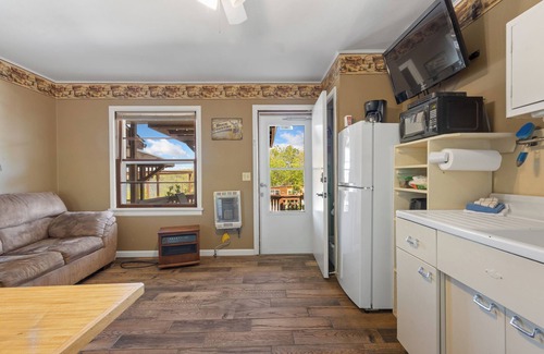 Diamond City Cabina | 1bd/1bath cabin with beautiful views of Bull Shoals Lake.