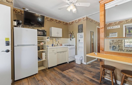 Diamond City Cabina | 1bd/1bath cabin with beautiful views of Bull Shoals Lake.