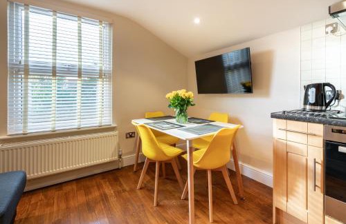 Bush Hill Park Apartamento | 1bd apt for 2-4. New flooring & furnishings