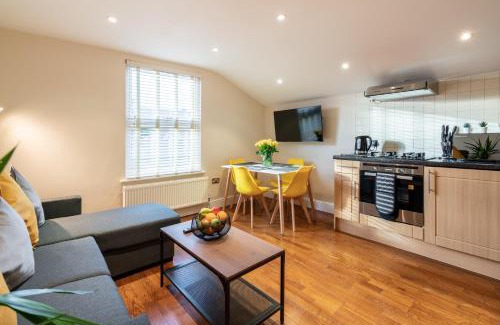 Bush Hill Park Apartamento | 1bd apt for 2-4. New flooring & furnishings