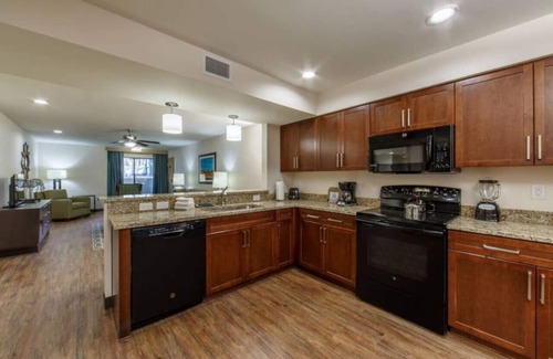 North Scottsdale Condominio | 1BD condo with pools, activities center, etc. onsite in Scottsdale
