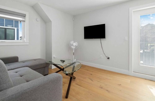 Delta Casa | 1BD Cute Coach Home B in Delta!