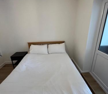 Custom House Apartamento | 1BD Flat with Patio - 5 min to London City Airport