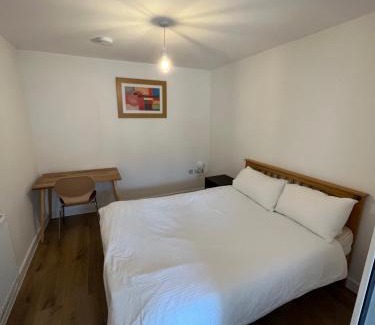 Custom House Apartamento | 1BD Flat with Patio - 5 min to London City Airport