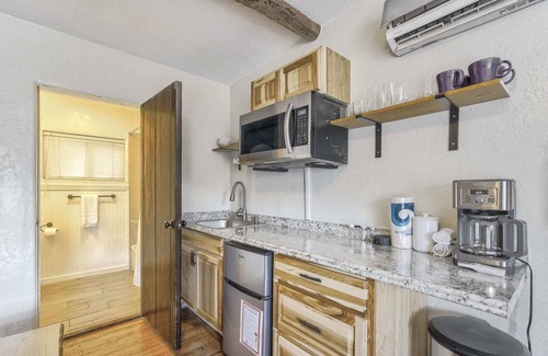 West Colorado Springs Apartamento | 1BD Mnt View Suitehikingdogs Welcome!