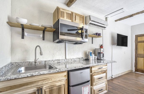 West Colorado Springs Apartamento | 1BD Mnt View Suitehikingdogs Welcome!