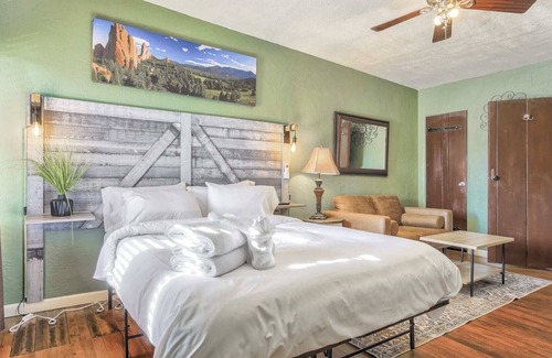 West Colorado Springs Apartamento | 1BD Suite✶Close to Red Rocks✶Dogs Welcome!