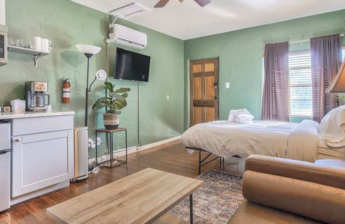 West Colorado Springs Apartamento | 1BD Suite✶Close to Red Rocks✶Dogs Welcome!