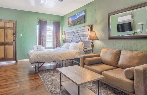 West Colorado Springs Apartamento | 1BD Suite Close to Red Rocks Dogs Welcome!