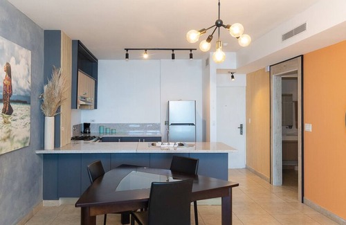 Calidonia Condominio | Precioso apartamento con vistas al mar y elegantemente decorado