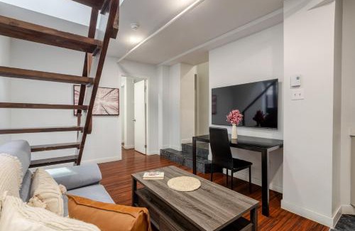 Downtown Montreal Apartamento | 1BDR Mezzanine-Bishop-Vibe Central MTL