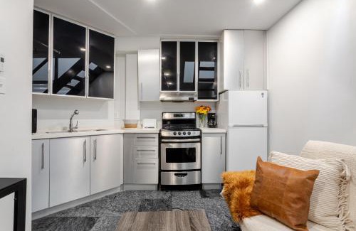 Downtown Montreal Apartamento | 1BDR Mezzanine-Bishop-Vibe Central MTL