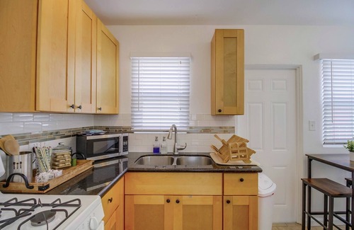 Ocean Beach Cabaña | 1Bdrm Dog Friendly Beach Cottage + dog washing station & A/C 1 block from beach!