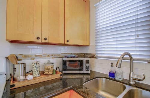 Ocean Beach Cabaña | 1Bdrm Dog Friendly Beach Cottage + dog washing station & A/C 1 block from beach!