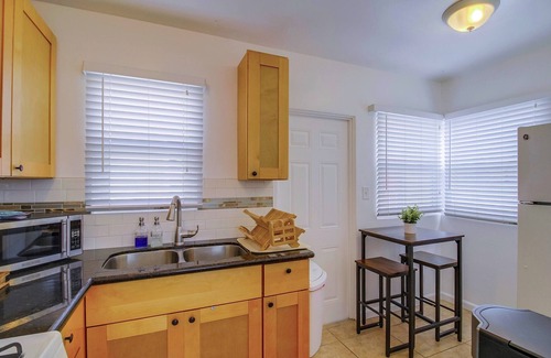 Ocean Beach Cabaña | 1Bdrm Dog Friendly Beach Cottage + dog washing station & A/C 1 block from beach!