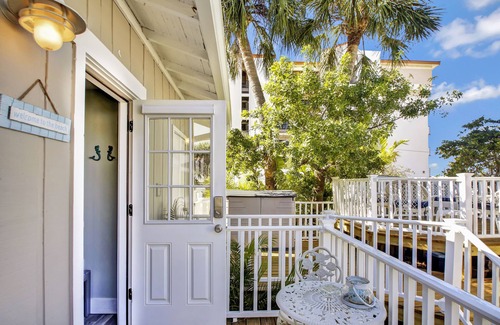 Clearwater Beach Cabaña | 1HAB / 1 baño NUEVO Coastal Boutique Cottage Capacidad 4. Pasos a la playa, restaurantes