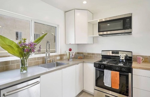 Downtown Los Angeles Apartamento | 1BR 1Ba OASIS - DTLA/USC, Garage, Yard, Balcony