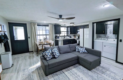 Brookline Station Apartamento | 1BR/1BA Walk-Out Basement W/Hot Tub Pet Friendly