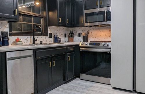 Brookline Station Apartamento | 1BR/1BA Walk-Out Basement W/Hot Tub Pet Friendly