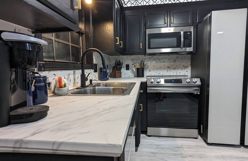 Brookline Station Apartamento | 1BR/1BA Walk-Out Basement W/Hot Tub Pet Friendly