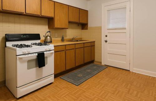 Cragin Apartamento | 1BR 1BA Windy City Hideout - Lockwood rep