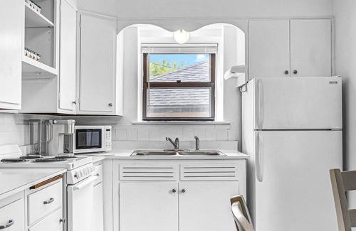 Cedarburg Apartamento | 1BR/1BTH Apt/Beautifully Renovated/Walk to Downtown/Festivals/Historic 4 Plex