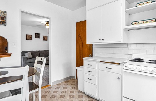 Cedarburg Apartamento | 1BR/1BTH Apt/Beautifully Renovated/Walk to Downtown/Festivals/Historic 4 Plex
