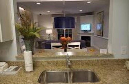 Lackey Complejo | 1BR 1BTH - Family of 4 - Resort Stay 5 min from Bush Gardens & Water Country USA