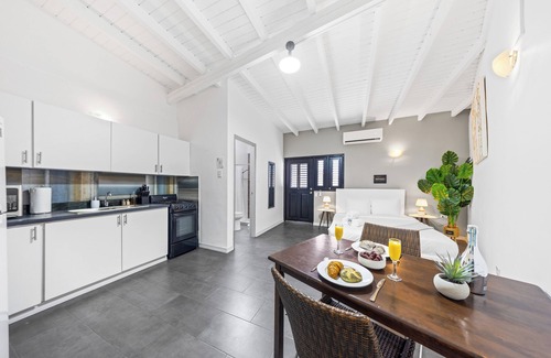 Esmeralda Apartamento | 1BR 2 min to the beach, Fully Equipped Escape, Warm, Relaxing & Perfect for Two