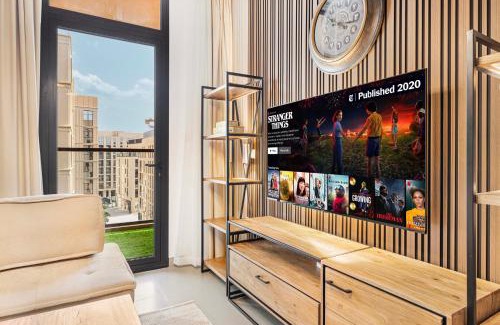 Sharjah Apartamento | 1BR Apartment With Balcony - 9 Mins to Sharjah Airport - Balcony Breeze