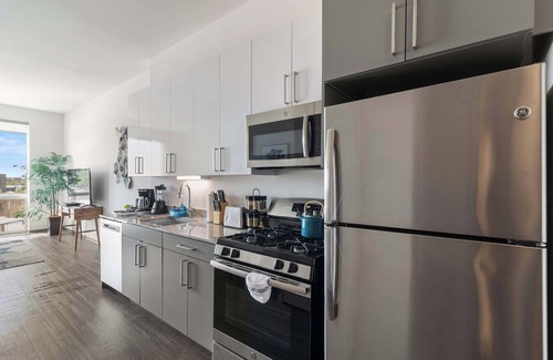 Palmer Square Apartamento | 1BR City Loft With Modern Glass Views