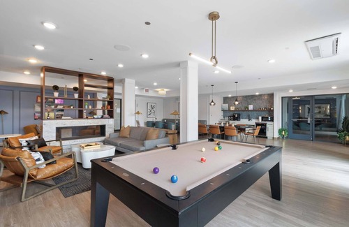 Palmer Square Apartamento | 1BR City Loft With Modern Glass Views