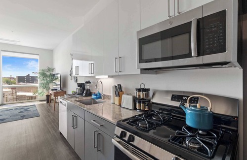 Palmer Square Apartamento | 1BR City Loft With Modern Glass Views