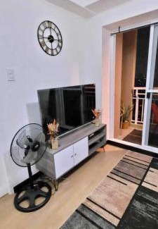 A. Bonifacio Apartamento | 1BR Condo Unit at Celandine Condominium Near Ayala Cloverleaf Mall