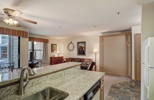 Historic District Condominio | 1br Cozy Winter Hideway- Walk To Apres, Shops, Fun- Sleeps 6 1 Bedroom Condo by RedAwning