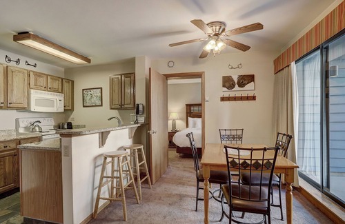 Historic District Condominio | 1br Cozy Winter Hideway- Walk To Apres, Shops, Fun- Sleeps 6 1 Bedroom Condo by RedAwning