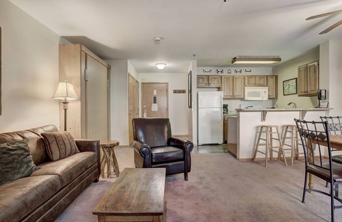 Historic District Condominio | 1br Cozy Winter Hideway- Walk To Apres, Shops, Fun- Sleeps 6 1 Bedroom Condo by RedAwning