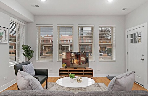 Andersonville Apartamento | Deluxe 1BR Apt steps away from Shops & Cafés