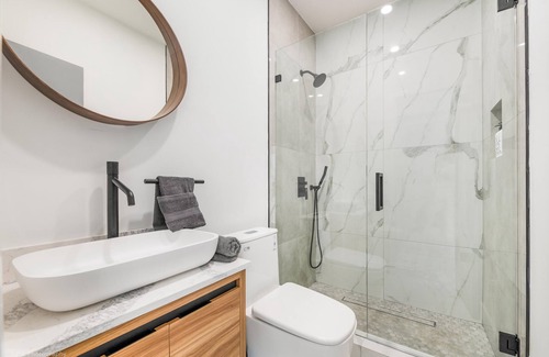 Coral Terrace Apartamento | 1BR Downtown Apt: Sleeps 3, Modern Bath & Kitchen