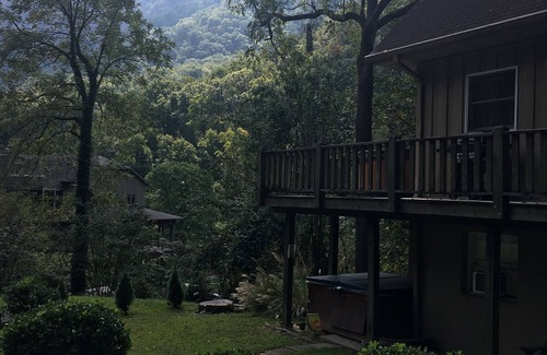 Chimney Rock Chalet De Esquí | 1BR Vista al jardín 1 Piso inferior del Chalet - Bañera de hidromasaje- Grill