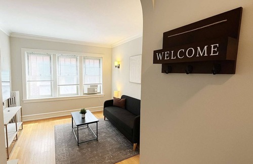 Chicago Apartamento | 1BR Gem by Shops & Dining