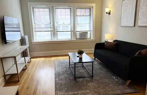 Chicago Apartamento | 1BR Gem by Shops & Dining