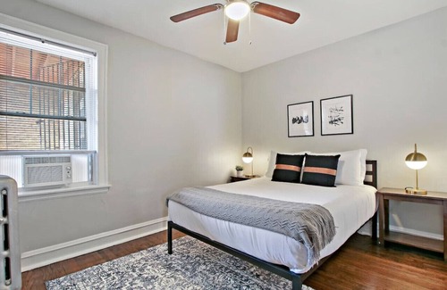 Irving Park East Apartamento | Homey 1BR Apartment in Irving Park