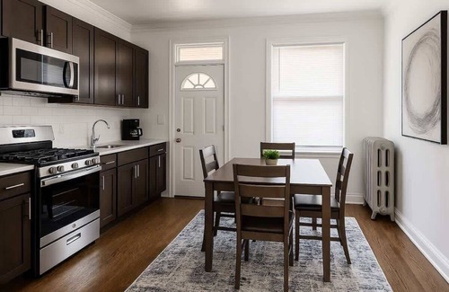 Irving Park East Apartamento | 1BR Homey Apt in Irving Park