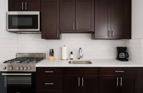 Irving Park East Apartamento | 1BR Homey Apt in Irving Park